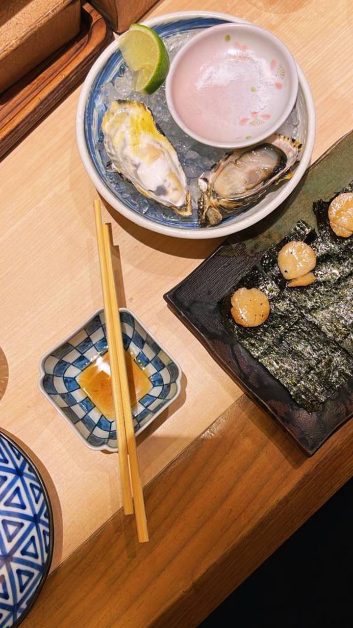 Ostras frescas, molho rosa, alga nori e esferas de caviar em apresentação elegante